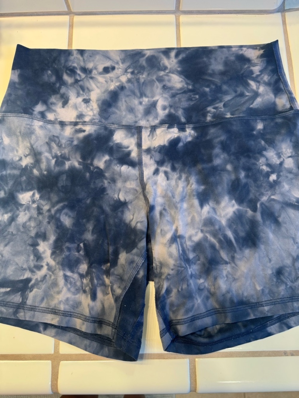 lululemon athletica High-Waist Tie-Dye Shorts - Navy/White
